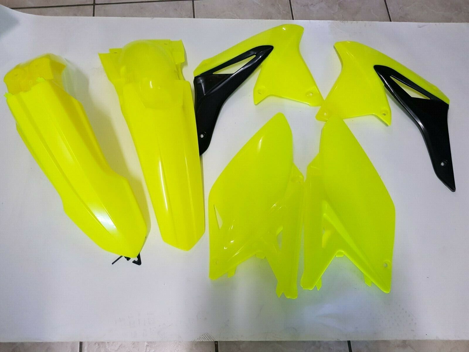 KIT PLASTICHE SUZUKI RMZ 250 2014 KIT 4 PZ COLORAZIONE GIALLO FLUO E NERO