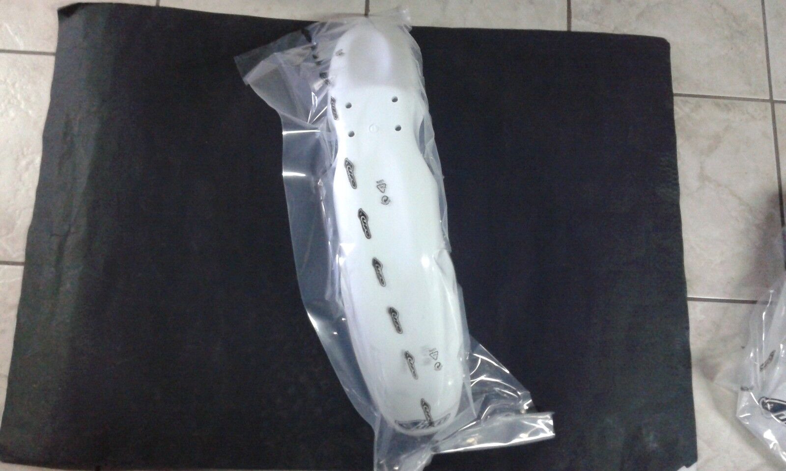 PARAFANGO ANTERIORE BIANCO SUZUKI RM 85 2011
