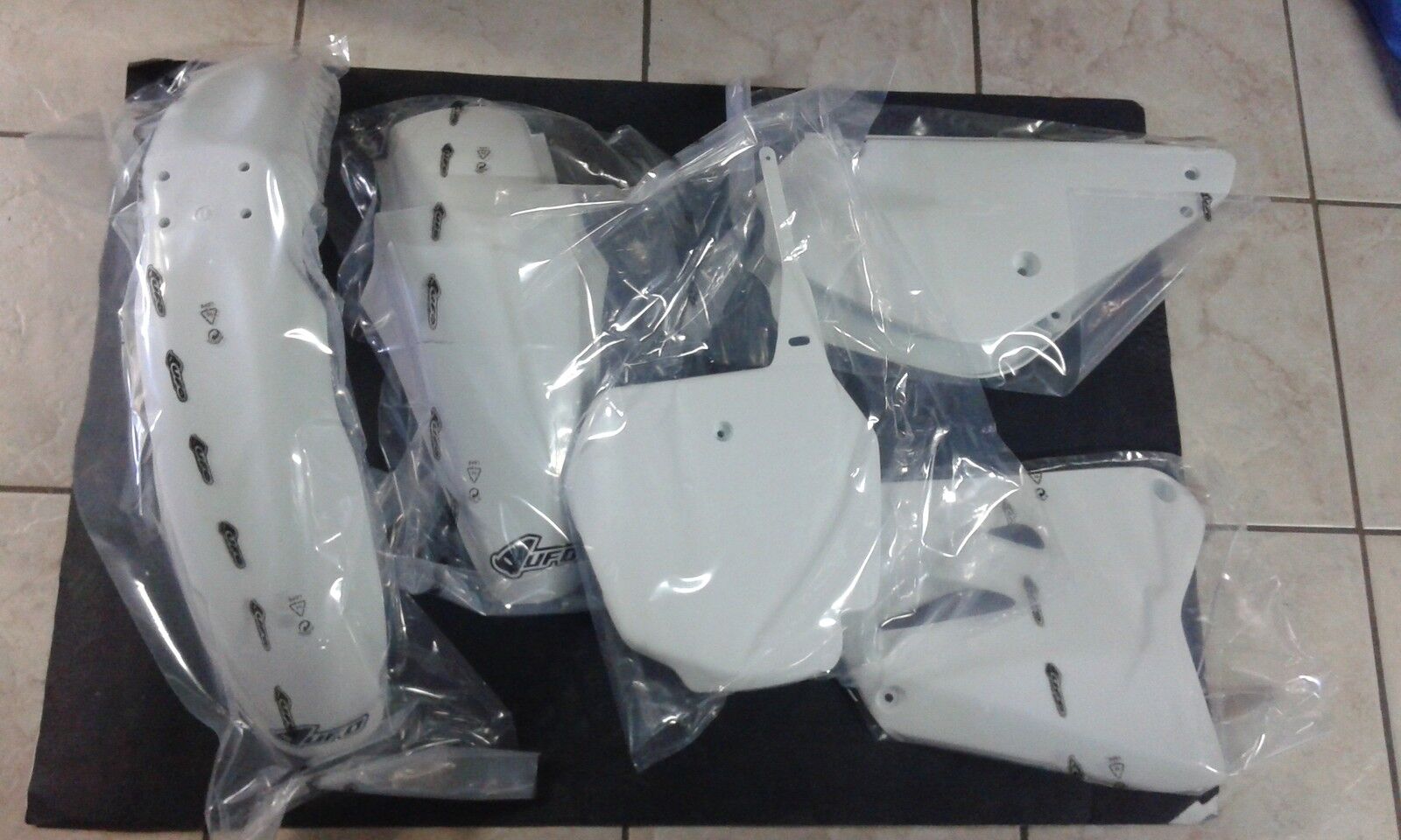 KIT PLASTICHE SUZUKI RM 85 2009 5 PZ COLORE BIANCO