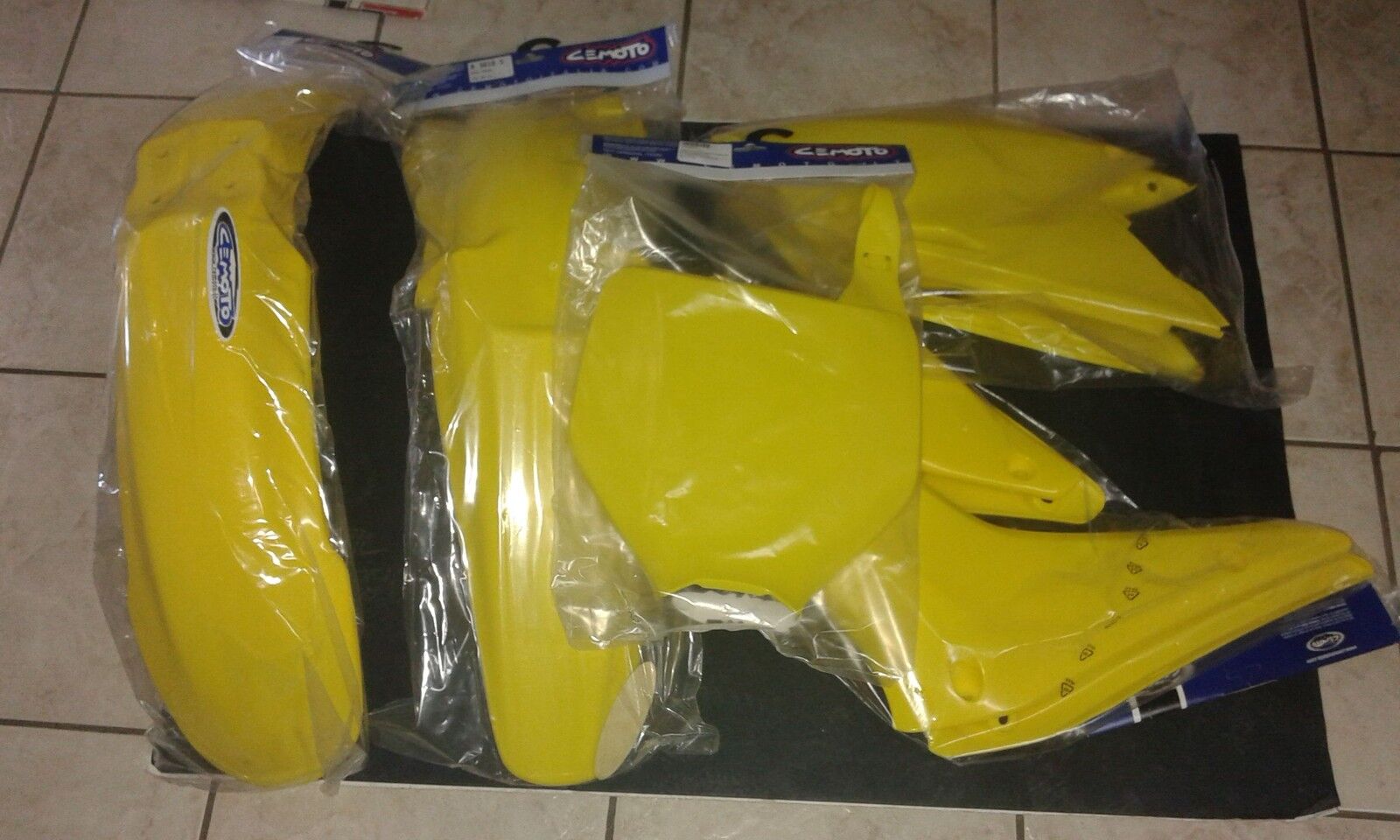 KIT PLASTICHE SUZUKI RMZ 250 2004 2005 2006 04 05 06 KIT 5 PZ COLORE GIALLO