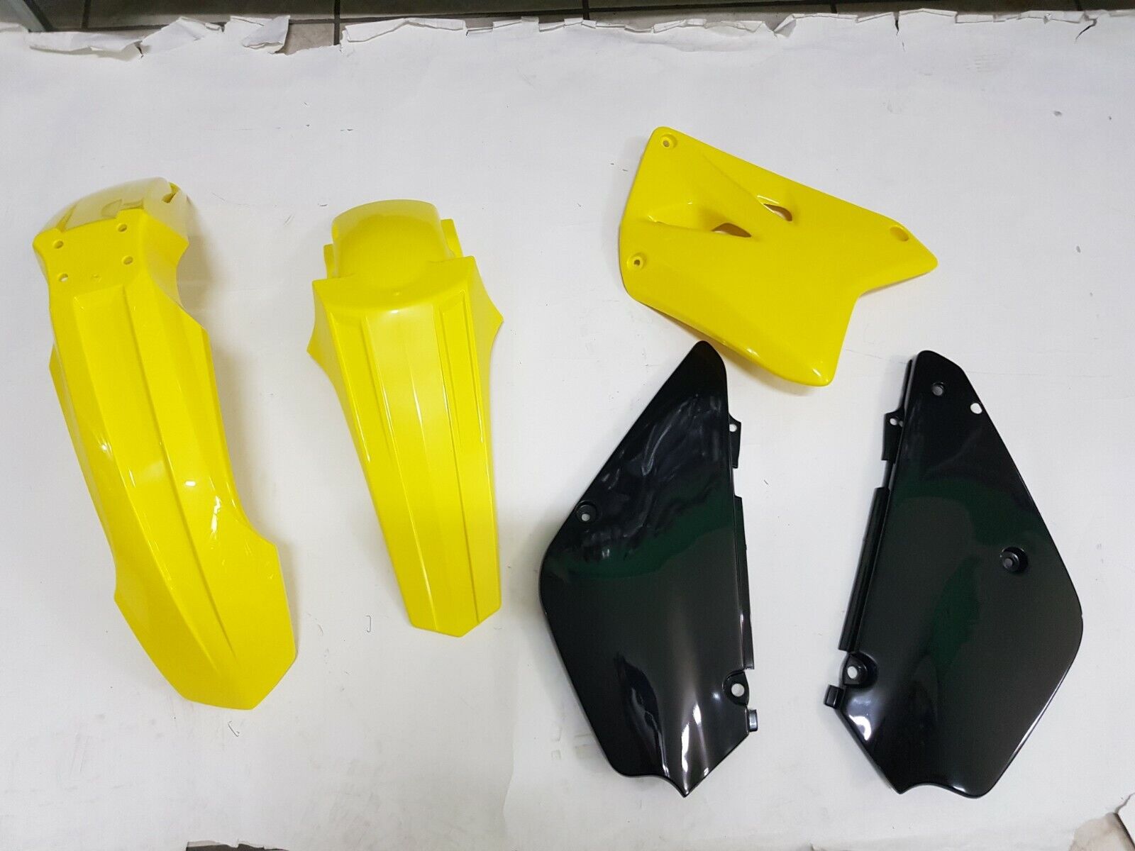 KIT PLASTICHE SUZUKI RM 85 2014 KIT 4 PZ COLORE GIALLO NERO RESTYLING