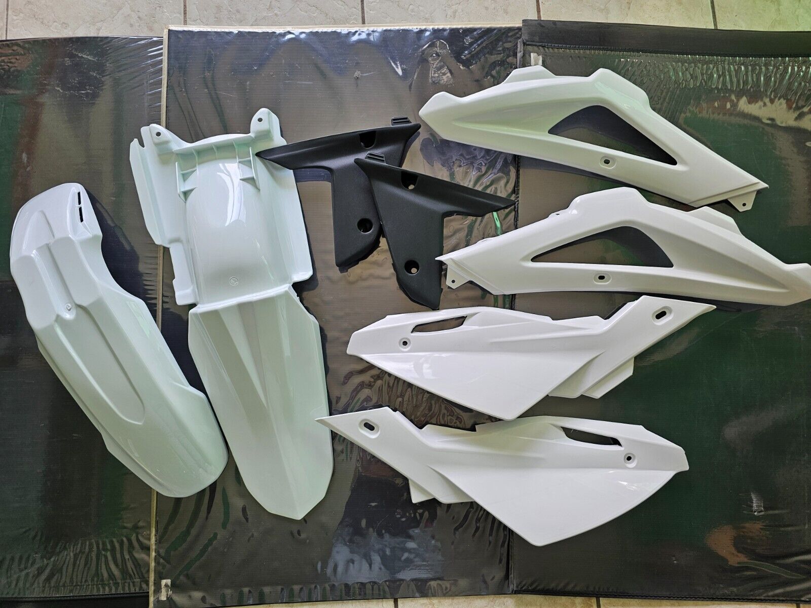 KIT PLASTICHE HUSQVARNA SMRR 450 510 2012 TABELLE BOMBATE 5 PZ BIANCO