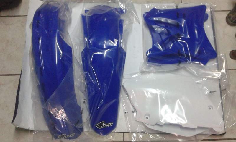 KIT PLASTICHE YAMAHA YZ 125 250 2002 2003 2004 2005 KIT 4 PZ COLORE ORIGINALE