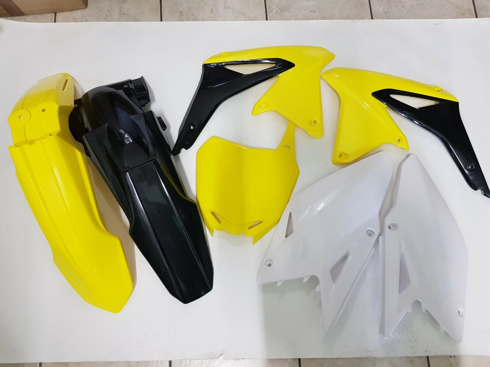 KIT PLASTICHE SUZUKI RMZ 450 2010 5 PZ COLORE GIALLO NERO BIANCO