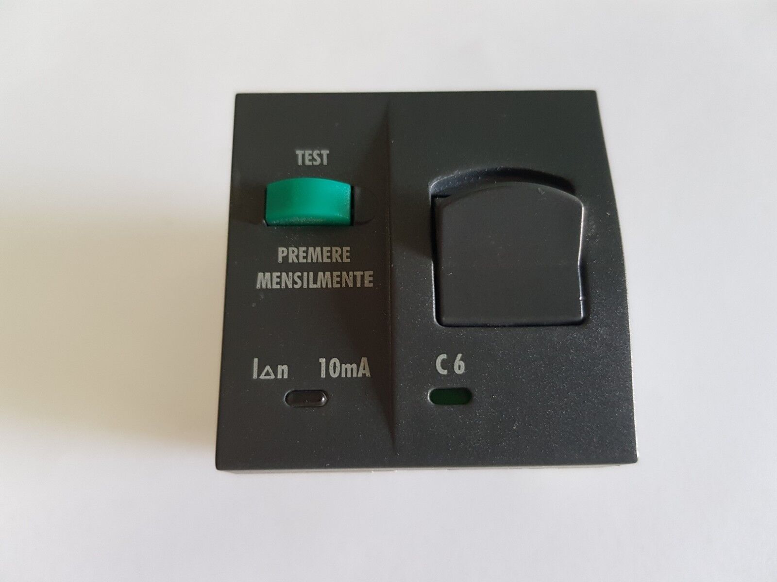 MAGNETOTERMICO DIFFEREZIALE 6A 110-230V 5060HZ LEGRAND VELA COD 682907 1 PEZZO