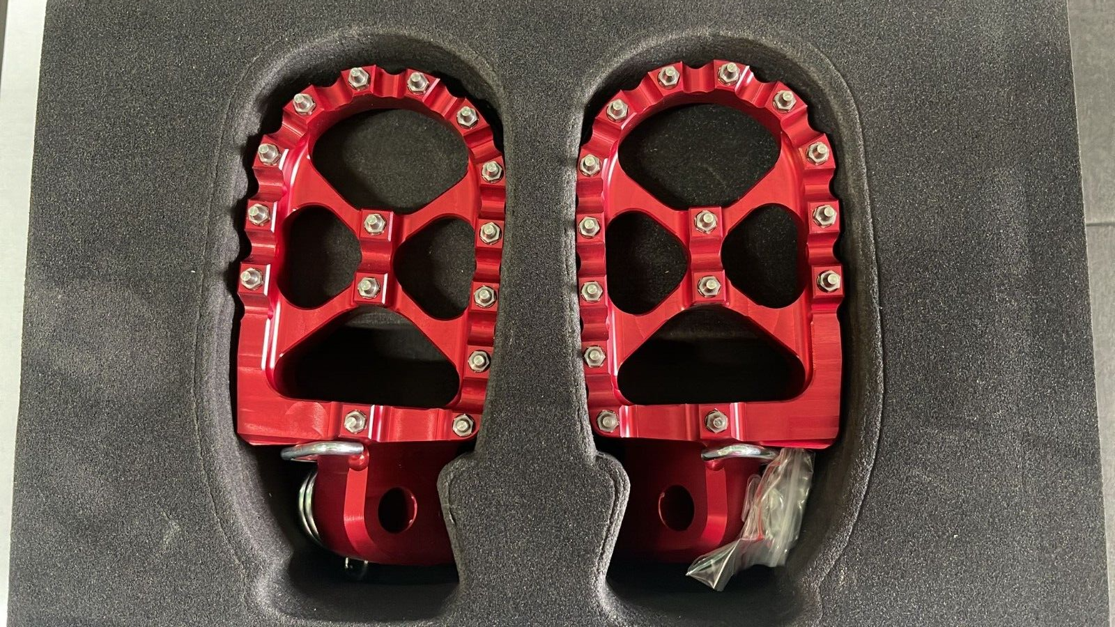 PEDANE POGGIAPIEDI ERGAL MAGGIORATE ROSSE HONDA CR 125-250 1995