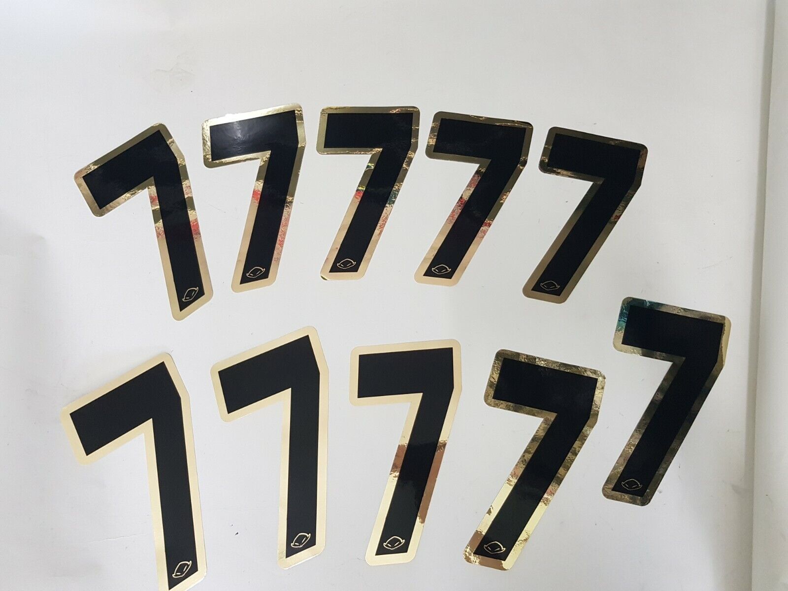 STICKER NUMERO 7 ADESIVO UFO COLORE NERO CON BORDO COLORE ORO 10 PEZZI