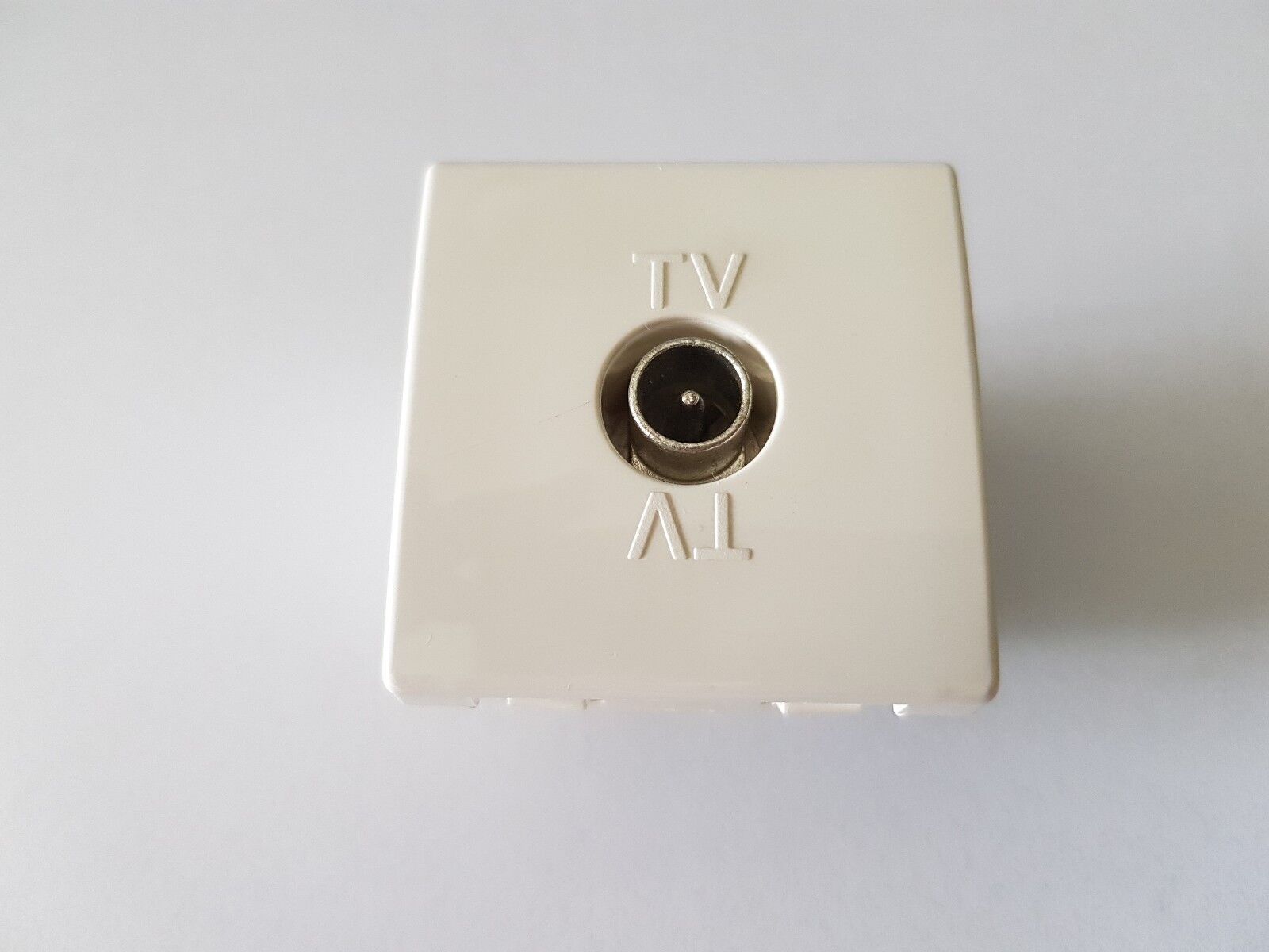 PRESA TV PASSANTE LEGRAND CROSS CODICE 680527 1 PEZZO