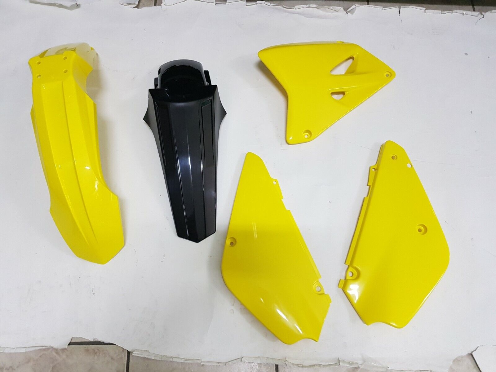 KIT PLASTICHE SUZUKI RM 85 2009 KIT 4 PZ COLORE GIALLO NERO RESTYLING
