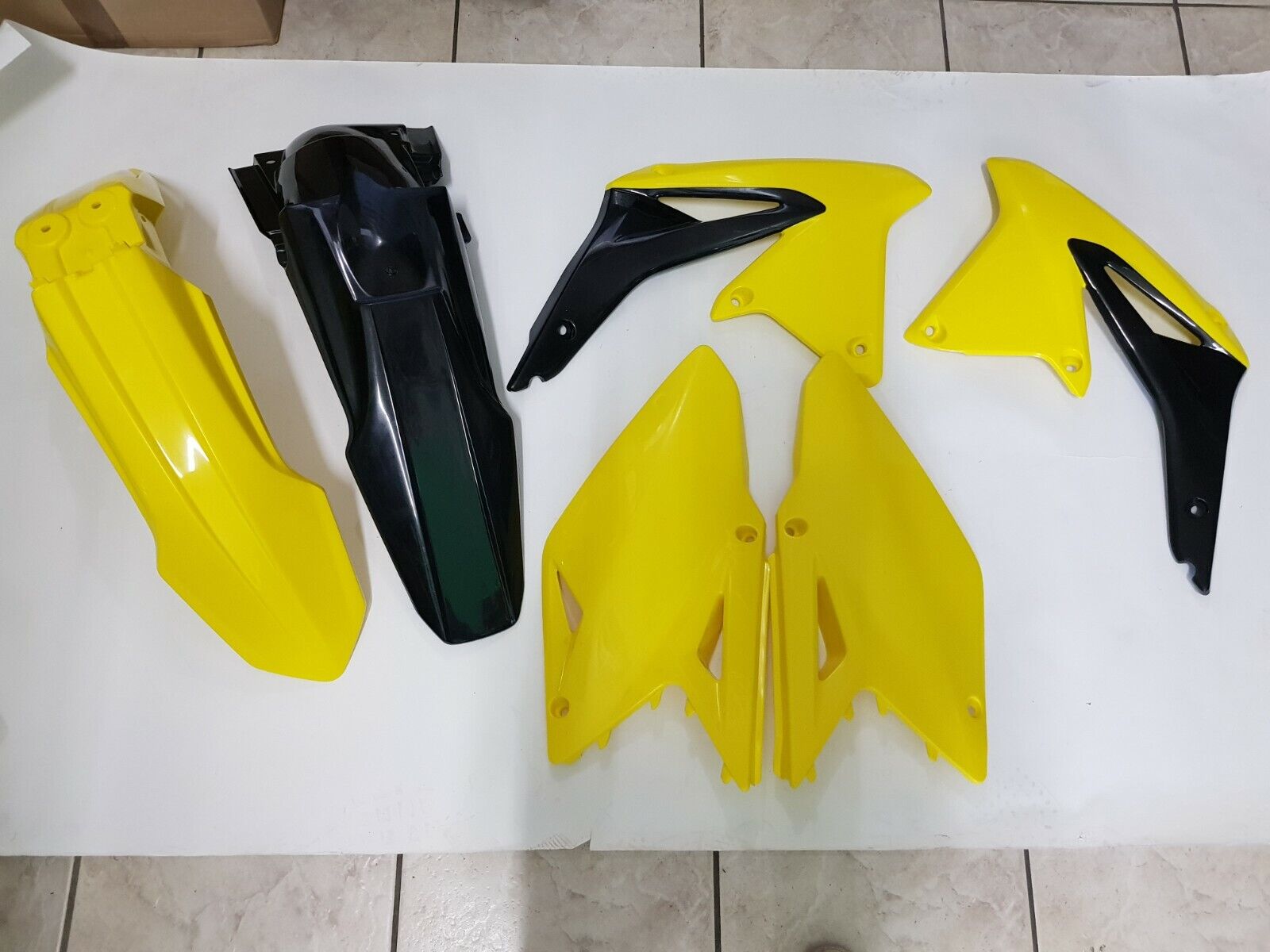 KIT PLASTICHE SUZUKI RMZ 450 2008 4 PZ COLORE GIALLO NERO