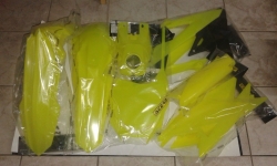 KIT PLASTICHE SUZUKI RMZ 450 2024 KIT 7 PZ GIALLO FLUO